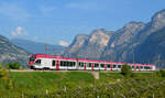 Der ETR170 fährt durch das Tal der Etsch bei Grumo im Trentino.