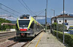 Einfahrt eines ETR 170 Flirt aus Bozen am 31.5.2022 um 12.01 Uhr in den Bahnhof Egna / Neumarkt südlich von Bozen. Der Zug war auf der Brenner Bahn auf dem Weg nach Verona.