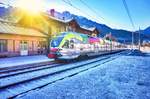 ETR 170 007  James Bond  fährt als R 1853, auf der Fahrt von Fortezza/Franzensfeste nach Lienz, in Grenzbahnhof San Candido/Innichen ein.