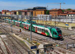 Farbenfroher Regionalzug verlässt den Bahnhof Bologna. Bologna, 5.5.2023