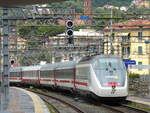 Diese Intercity-Zugkomposition mit Triebköpfen und gemütlichen Reisezugwagen fährt aus den Bahnhof von La Spezia.