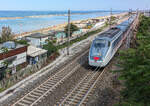 Elektrotriebzug E414.120 von Trenitalia als Intercity in Richtung Rimini in Pesaro am 12.