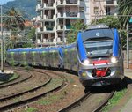 10.06.2016 12:09 Zwei ETR 425 Triebzüge anscheinend bei einer Testfahrt durch den Bahnhof Rapallo. 