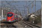 Der FS Trenitalia ETR 400 050 ist auf dem langen Weg von Milano Centrale nach Paris Gare de Lyon als FR 9292 unterwegs und verlässt nach einem kurzen Halt den Bahnhof von