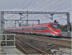 Der FS Trenitalia ETR 400 044 ist als  Frecciarossa 1000  FR 9623 von Milano Centrale nach Roma Termini unterwegs und fährt mit einer beachtlichen Geschwindigkeit durch den Bahnhof von Reggio