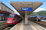 Links Frecciarossa nach Torino P.N., rechts ein ETR 104 POP im Stilllager. Sapri, 26.4.2026