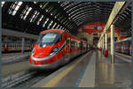 Der  Frecciarossa 1000  ETR 400 49 steht am 21.09.2018 abfahrbereit in der eindrucksvollen Halle des Bahnhofs Milano Centrale.