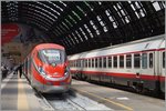 Vor fast genau einem Jahr, am 14. Juni 2015 nahmen die Trenitalia ETR 400 den planmäßigen Betrieb zwischen Torino und Napoli auf und bereichern mit ihrer wunderschönen Formgebung seither die italienische Bahnlandschaft sehr vorteilhaft. 
Ein ETR 400 Frecciarossa 1000 neben einer Frecciabianca Komposition in Milano Centrale. 
22. Juni 2015