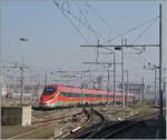 Ein FS Trenitalia ETR 400 Frecciarossa 1000 im Gleisvorvorfeld von Milano Centrale.