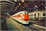 Der FS ETR 450 003 steht in Milano Centrale. Die 250 km/h schnellen Neigezüge standen ab 1988 im Einsatz. Bis 1993 führten sie ausschließlich Wagen der 1. Klasse, erst als die Züge auf 9 Zwischenwagen erweitert wurden, konnte auch die 2. Klasse angeboten werden. Die ETR 450 sind von der Bauweise her das Resultat der 1971 gebauten Prototyp-Triebwagen von FIAT und dem 1975 gebauten Vorgänger ETR.401. Durch die Neigetechnik nannte die FS die 17 Züge  Pendolino . 2015 endet der planmässige Einsatz der ETR 450, wobei dem hier gezeigt ETR 450 003 die  Ehre  zufiel am 6. Januar 2015 die letzte planmäßigen Fahrt von Reggio di Calabria nach Roma zu absolvieren. Damit endete nach 26 Jahren der Einsatz der ETR 450. Doch dies war noch nicht das Ende des ETR 450 003: am 31. März 2015 wurde der ETR.450.003 nach Bologna gebracht, um in der dortigen Hauptreparaturwerkstätte (Officina Grandi Riparazioni) wiederhergestellt zu werden und in die historischen Fahrzeuge Flotte der Fondazione FS Italiane aufgenommen zu werden.

Analogbild vom März 1993