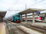 Links Treno 67 und rechts  Eurostar-Italia  im Bahnhof Ravenna. Der Treno 67 fuhr nach Rimini und der  Eurostar-Italia  fuhr nach 3 Stunden Aufenthalt zurck nach Rom. Aufnahme am 22.August 2007 in Ravenna.