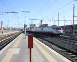 Ein Nachschuss von einem italienischer Schnellzug von Roma-Termini(I) nach Genova-Piazza-Principe(I) bei der Ausfahrt von Roma-Termini(I) bei schönem Sonnenschein am Nachmittag vom 29.12.2014.