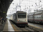 Ein ETR 470 der SBB fährt am 7. August 2013 kurz vor dem Mittag in den Bahnhof Milano Centrale ein. Daneben steht eine Wagenkomposition des Frecciabianca.