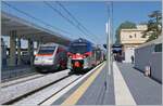 Während der FS Trenitalia ETR 104 125  POP  von Barletta nach Fasano als Regionalzug 23519 unterwegs ist und in Poligano a Mare anhält, fährt in der Gegenrichtung der FS Trenitalia ETR