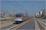 Der FS Trenitalia ETR 485 037 ist als Frecciargento 8306 in Trani bei der Durchfahrt auf dem Weg von Lecce nach Roma Termini.

23. April 2023