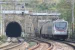 Der ES 9372 Reggio Calabria - Roma Termini verlsst das Nordportal vom Tunnel bei Torchirara und fhrt nun die Rampe runter nach Agropoli; 09.12.2007