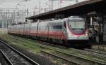 19.8.2014 17:49 FS ETR 485 044 als Frecciargento ( silberner Pfeil ) aus Brescia nach Roma Termini rollt in Verona Porta Nuova ohne Strom ein.