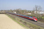 Am 23. März 2018 ist der  Rote Pfeil  ETR 500 030 als Frecciarossa 9739 (Udine - Milano Centrale) bei Mogliano Veneto unterwegs.