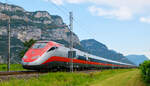 Ein ETR 500  Frecciarossa  fährt von Bolzano/Bozen kommend nach Verona bei Dolcé durch das Tal der Etsch. 28.08.2021