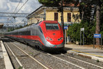 Ein roter Wurm im Bahnhof von Desenzano, südlich vom Gardasee.