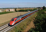 Der rote Pfeil ETR 500 008  Frecciarossa   FR 9413 von Venezia Santa Lucia nach Roma Termini wurde von mir am Morgen des 21. September 2021 nahe der venezianischen Stadt  Rovigo fotografiert.