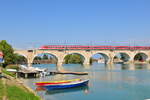 Ein Frecciarossa ETR 500 der Trenitalia unterwegs am 15.Sept.20 auf der Strecke Mailand - Venedig, auf der Brücke die den Fluss Mincio in Peschiera del Garda überquert.