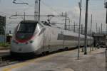 Der Eurostar Italia AV 9436 Salerno-Milano setzt sich am 20.03.2008 um 09.55 Uhr in Napoli Centrale in Bewegung.