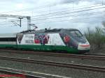Ein neuer ETR 500 mit Motorradrennwerbung rast mit mindestens 200 km/h in Richtung Sden auf der Hochgeschwindigkeitsstrecke Firenze - Roma (11.04.2008)