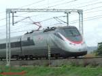 Das Zugende eines ETR 500, der mit sehr hoher Geschwindigkeit auf der Hochgeschwindigkeitsstrecke Roma - Firenze in Richtung Norden fhrt. (11.04.2008)
