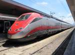 1.8.2010 11:00 FS ETR 500 als Eurostar Italia (ES*) aus Milano Centrale nach Napoli Centrale kurz vor der Ausfahrt aus Roma Termini.