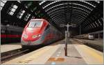 Ein  Freccia Rossa  nach Napoli und,  im Hintergreund, ein  Freccia Bianca  nach Torino warten in Milano Centrale auf ihre Abfahrt. 
18. April 2015