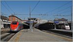 Währende der FS Trenitalia ETR 500  Frecciarossa  aus Roma  angekommen ist, wartet der   ETR  404/414  Frecciabianca in Torino Porta Nuova auf seine Abfahrt nach Venzia S.L.