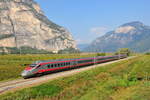 Ein Frecciargento „Silberner Pfeil“ der Italienischen Staatsbahn Trenitalia auf der Brennerbahn bei Salurn zwischen Bozen und Trient in Rchtung Verona. Aufgenommen am 20.Sept.2020 