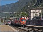 Zwei DB 193 mit der 193 539 an der Spizte fahren mit einem Güterzug in Capolago Riva San Vitale Richtung Süden, während ein FS Trenitalia ETR 610 Richtung Norden fährt.