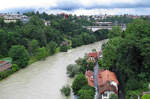 Hochwasser in Bern: Blick von der Kornhausbrücke auf einen gerade ausfahrenden ETR 610 der Trenitalia nach Milano.