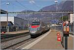 Bunte Bahnwelt im Tessin / Ticino: Ein FS Trenitalia ETR 610 auf dem Weg nach Milano fährt in Capolago Riva San Vital durch.