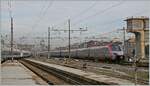 Der ETR 700 014 der noch in der  Frecciargento  Lackierung unterwegs ist, verlässt die Hallen der Bahnhofs von Milano Centrale und fährt in die Abstellanlage.