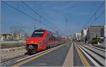 Der FS Trenitalia ETR 700 011 (ex Fyra) ist als Frecciarossa 8816 von Lecce nach Venezia S.L. unterwegs und fährt mit hoher Geschwindigkeit durch den Bahnhof von Trani. 22. April 2023 
