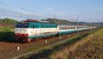 Die rasende Schildkröte E 444 090  Tartaruga  startete am 11. September 2012 mit dem IC 501 von Sestri Levante nach Napoli Centrale und wurde von mir nahe der ehemaligen Bergbaustadt Gavorrano fotografiert. 