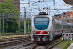 E-Lok 402.152 zieht am 23.05.2018 mit IC-Garnitur an Gleis 1 des Bahnhofs Roma Ostiense