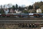 Von der Feuerwehr mit Planen abgedeckte Eanos Waggons der italienischen Staatsbahn FS standen am 13. Dezember 2009 im Bahnhof Kronach. Was war passiert? Die aus Italien stammenden Waggons waren mit Metallabflle beladen und auf den Weg nach Schweden. Auf der Fahrt wurden die Planen wahrscheinlich durch den Fahrtwind (nach Angaben der Bundespolizei) beschdigt so das Regenwasser eindringen konnte. Dieses vermischte sich mit den Ladegut und konnte durch die Spalten der Tren entweichen. Da ein leicht beissender Geruch in der Luft lag wurden die Feuerwehren von Kronach und Pressig gegen 15.00 am 12. Dezember 2009 alarmiert. Diese erkundeten mit schweren Atemschutz und Chemieanzgen die Lage. Nach Rcksprache mit einen Gefahrgut Spezialisten der BASF wurden die Waggons mit Bauschaum abgedichtet und mit Planen verschlossen. Es bestand keine Gefahr fr die Bevlkerung! Einen Tag spter standen die Waggons nach wie vor auf einen Abstellgleis in Kronach.