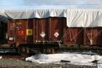 Von der Feuerwehr mit Planen abgedeckte Eanos Waggons der italienischen Staatsbahn FS standen am 13. Dezember 2009 im Bahnhof Kronach. Was war passiert? Die aus Italien stammenden Waggons waren mit Metallabflle beladen und auf den Weg nach Schweden. Auf der Fahrt wurden die Planen wahrscheinlich durch den Fahrtwind (nach Angaben der Bundespolizei) beschdigt so das Regenwasser eindringen konnte. Dieses vermischte sich mit den Ladegut und konnte durch die Spalten der Tren entweichen. Da ein leicht beissender Geruch in der Luft lag wurden die Feuerwehren von Kronach und Pressig gegen 15.00 am 12. Dezember 2009 alarmiert. Diese erkundeten mit schweren Atemschutz und Chemieanzgen die Lage. Nach Rcksprache mit einen Gefahrgut Spezialisten der BASF wurden die Waggons mit Bauschaum abgedichtet und mit Planen verschlossen. Es bestand keine Gefahr fr die Bevlkerung! Einen Tag spter standen die Waggons nach wie vor auf einen Abstellgleis in Kronach. Detailansicht einer mit Bauschaum verschlossenen Tren.