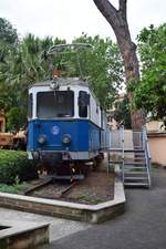 Locomotore 1 ausgestellt in Bahnmuseum Roma Porta San Paolo, aufgenommen am 23.05.2018.
Diese Lokomotive wurde 1915 von Breda (Mechanik) und General Electric (Elektrischer Teil) in nur 4 Exemplaren gebaut. Die 384 PS Starke 1650 V Gleichstromlok hatte bis 1962 sowohl Personen als auch Güterzüge gezogen.