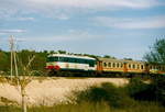 Regionalzug der Ferrovie del Sud Est (FSE), bestehend aus einer Diesellok der Reihe BB 151ff und zwei 4yg-Umbauwagen ex DB (ein AB und ein B) bei Cisternino, 25.10.04.