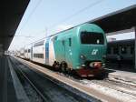 Trenitalia,Steuerwagen No.64 mit Dosto am 20.05.04 in Venezia/S.Lucia