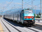 Treno regionale von Trenitalia trifft im Bahnhof Arezzo ein (Kurs Firenze SMN - Roma Termini); Juni 2018.