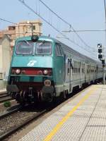 Ein Treno Regionale fährt am Mittag des 26.05.2009 in San Vincenzo ein.