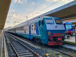 Trenitalia Steuerwagen Bauart UIC-X mit einem Regionale Veloce nach Milano Centrale in Torino Porta Nuova, 27.07.2022.