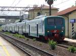 Ein Treno Regionale der FS beim Halt in San Vincenzo am 26.05.2009.