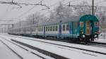 Wenig spter schiebt E464.034 einen Regionalzug mit APR-Steuerwagen zum Halt in den Bahnhof Egna-Termeno/Neumarkt-Tramin. Der Schnefall hat inzwischen deutlich nachgelassen.